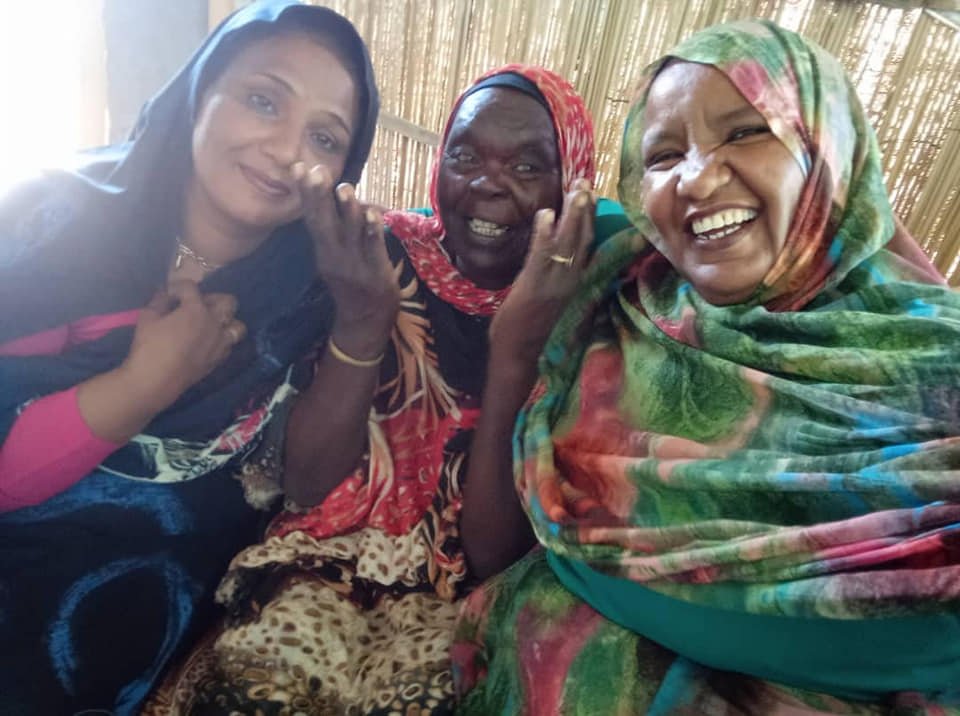 في زيارة هى الاولى من نوعها قيادات التحالف النسوي يلتقين نساء حي الزاندا وحي دار النعيم بمدينة بورتسودان